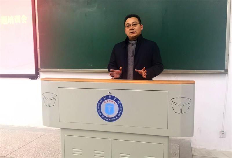 学校举行2020年新入职教师专题培训会