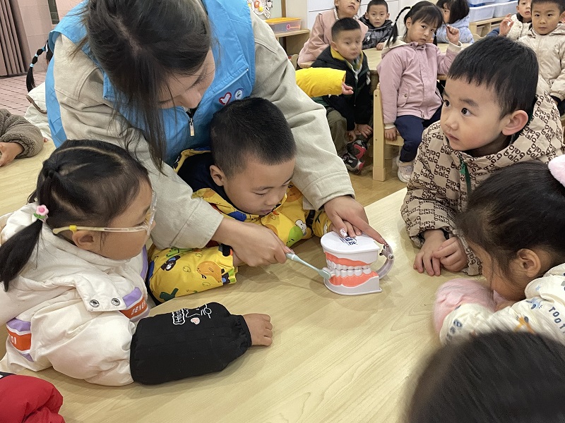 口腔医学院圆满完成顺庆实验幼儿园佳华园区宣教涂氟活动
