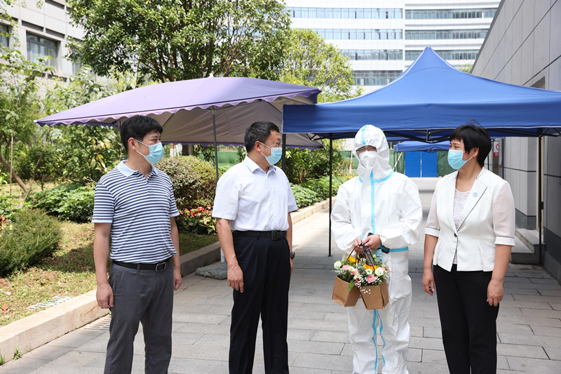 情暖医师节！我校附属医院党政领导深入科室看望慰问一线医务人员