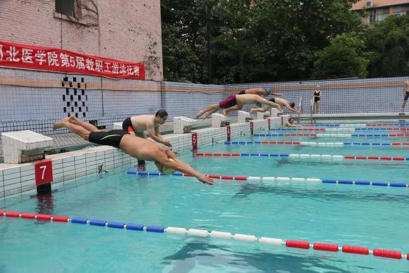 学校举办第五届教职工游泳比赛
