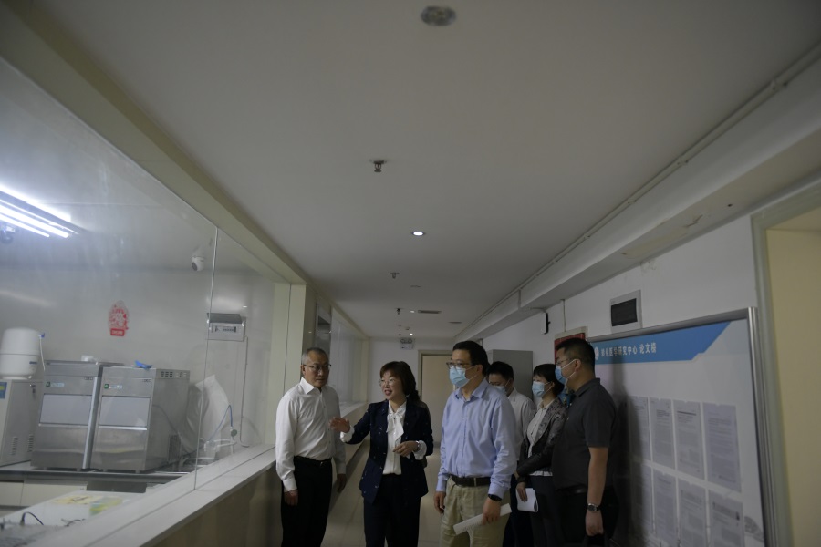 省人大教科文卫委员会副主任委员黄勇率队莅临我校调研指导科技创新工作
