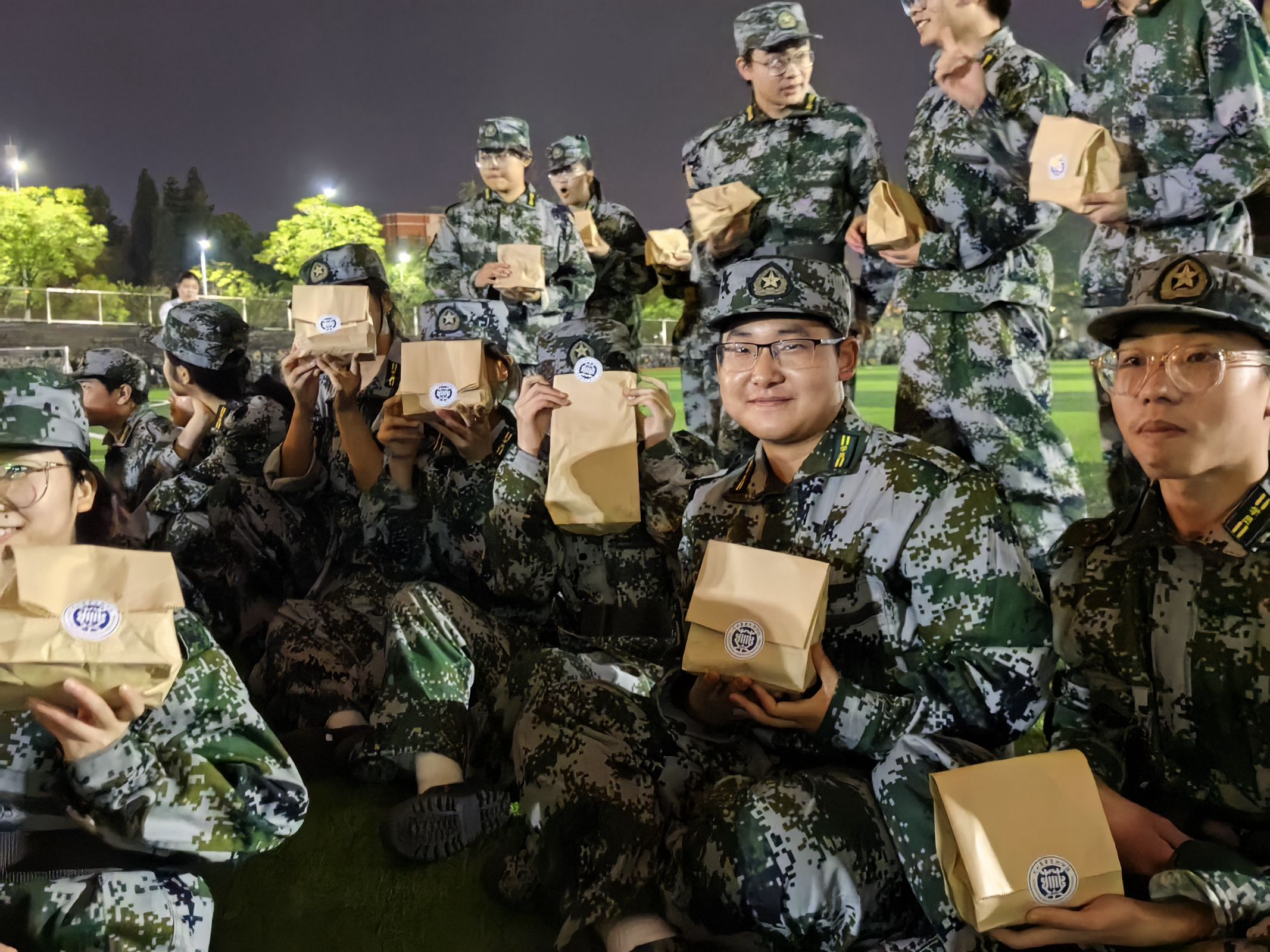 药学院组织开展军训慰问活动