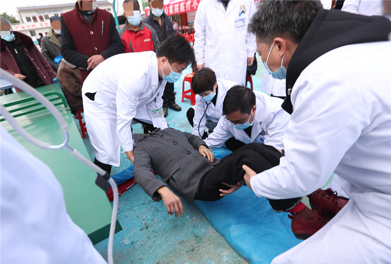 突发!村民晕倒 幸好!我院专家正在旁边义诊