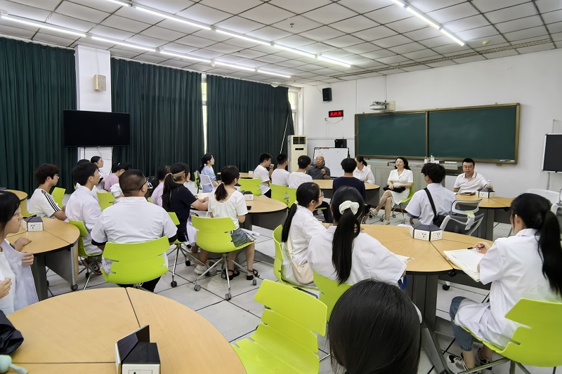临床医学院举办新生专家见面会暨家校共育交流会