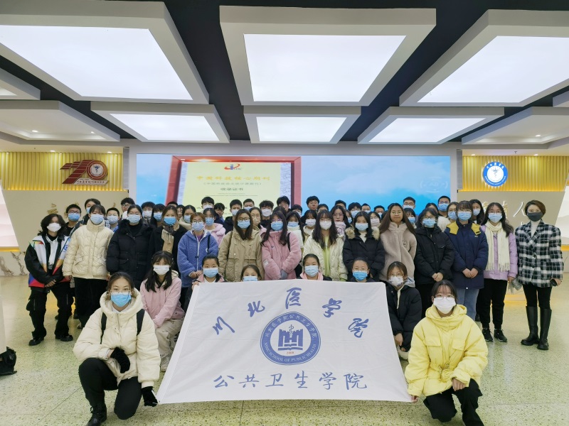 公共卫生学院组织2022级新生赴校史馆参观学习