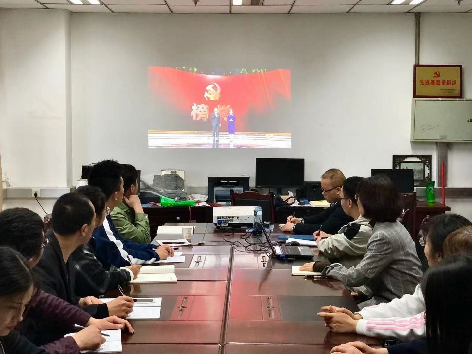 马克思主义学院直属党支部集中观看《榜样5》专题节目