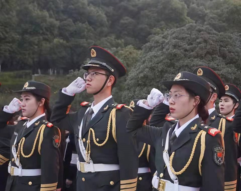 校团委举行新学期升旗仪式