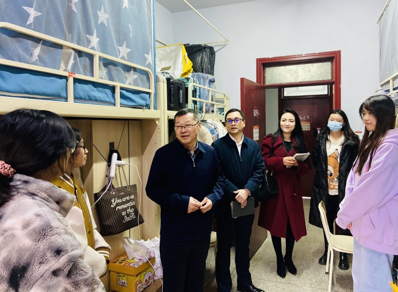 学校领导带队深入学生宿舍、食堂看望学生