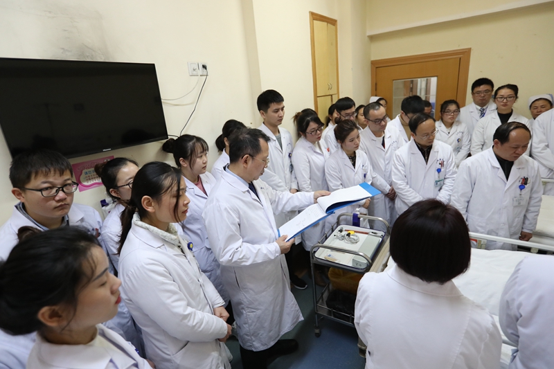 教育部临床医学专业认证专家深入附属医院进行认证考察