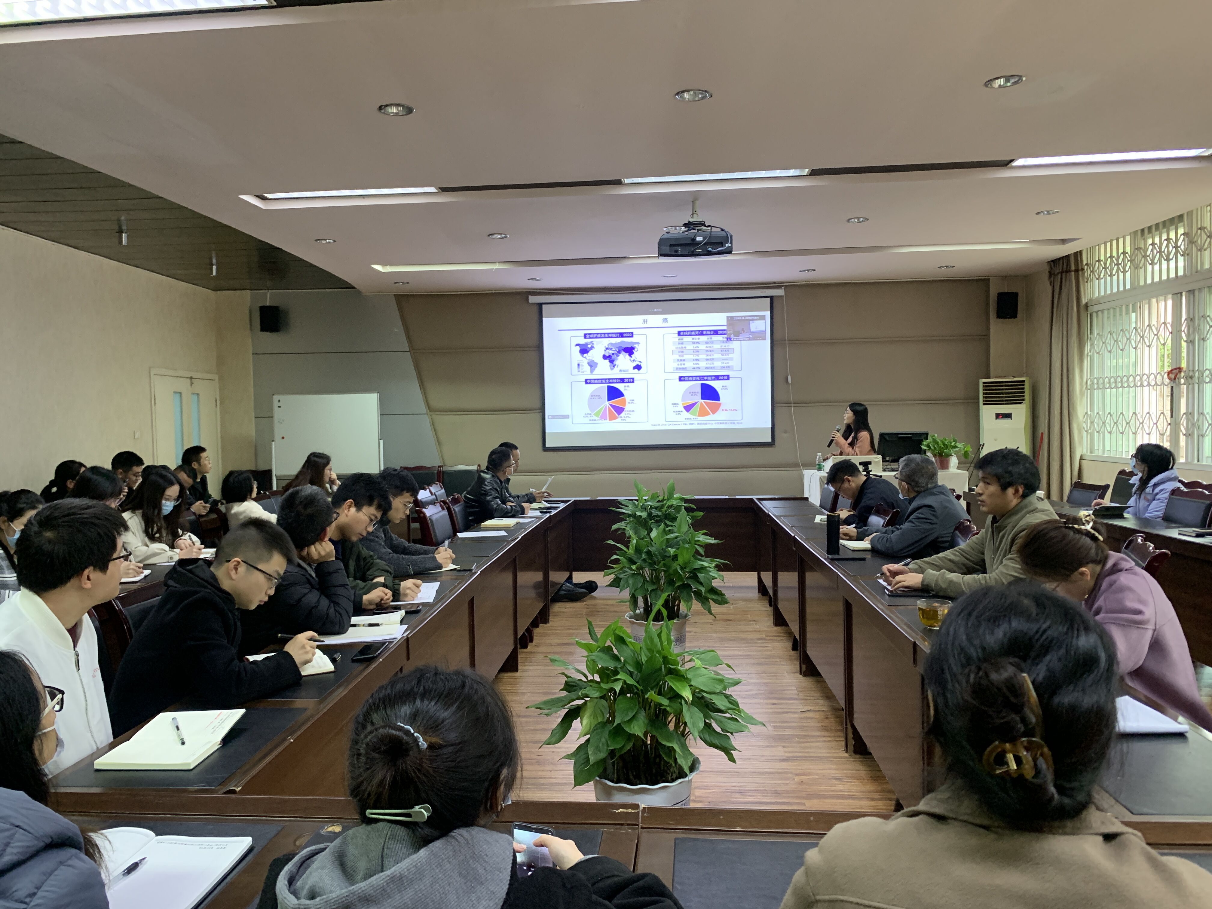 陈茜茜博士应邀做题为“窖蛋白-1对肝癌细胞唾液酸化修饰功能的调控作用”的学术讲座