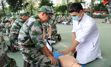 当迷彩服遇上白大褂——心肺复苏学习实践活动