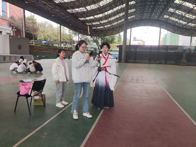 熏光灿灿,社彩簇簇