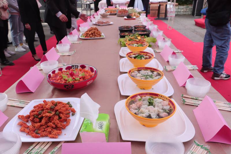 学校美食文化节开幕：舌尖诱惑 只待你来