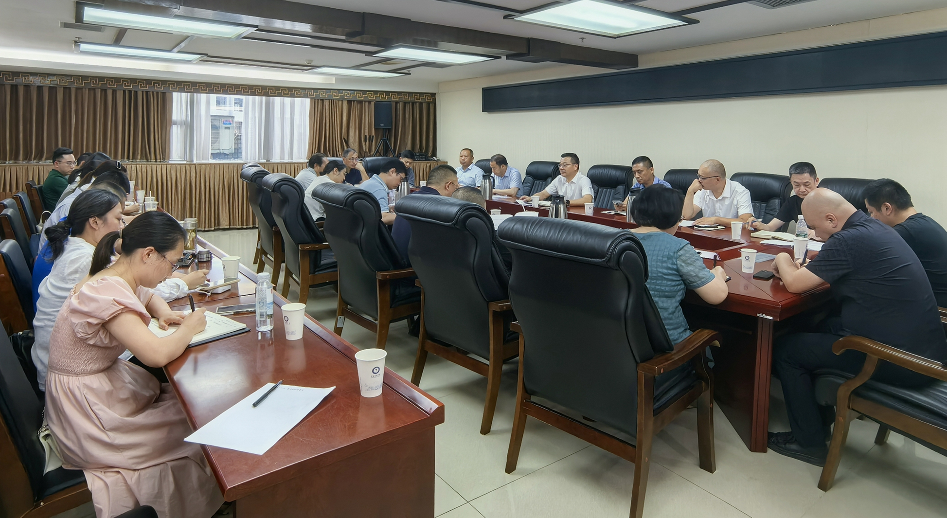 学校领导组织召开年中工作调度会