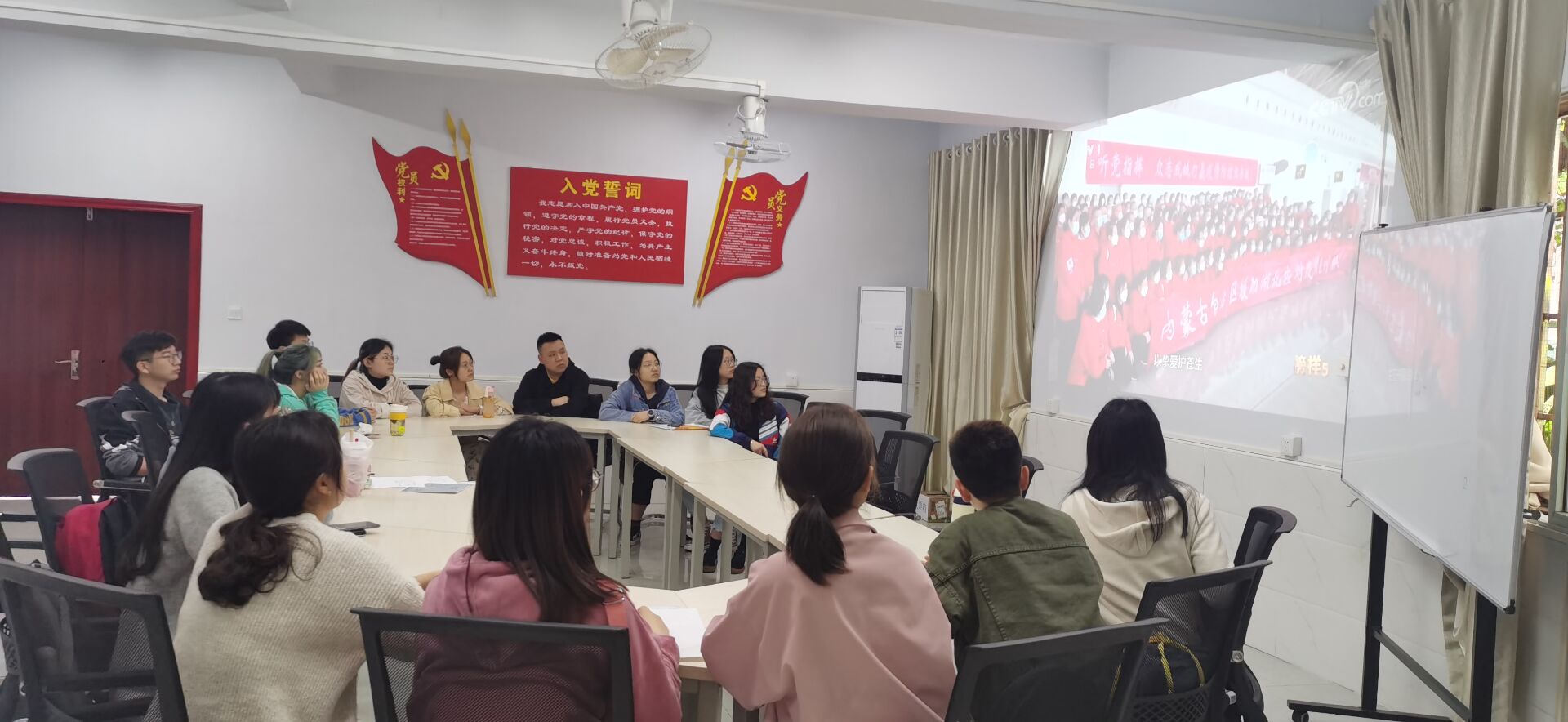 药学院直属党支部开展《榜样5》主题学习活动