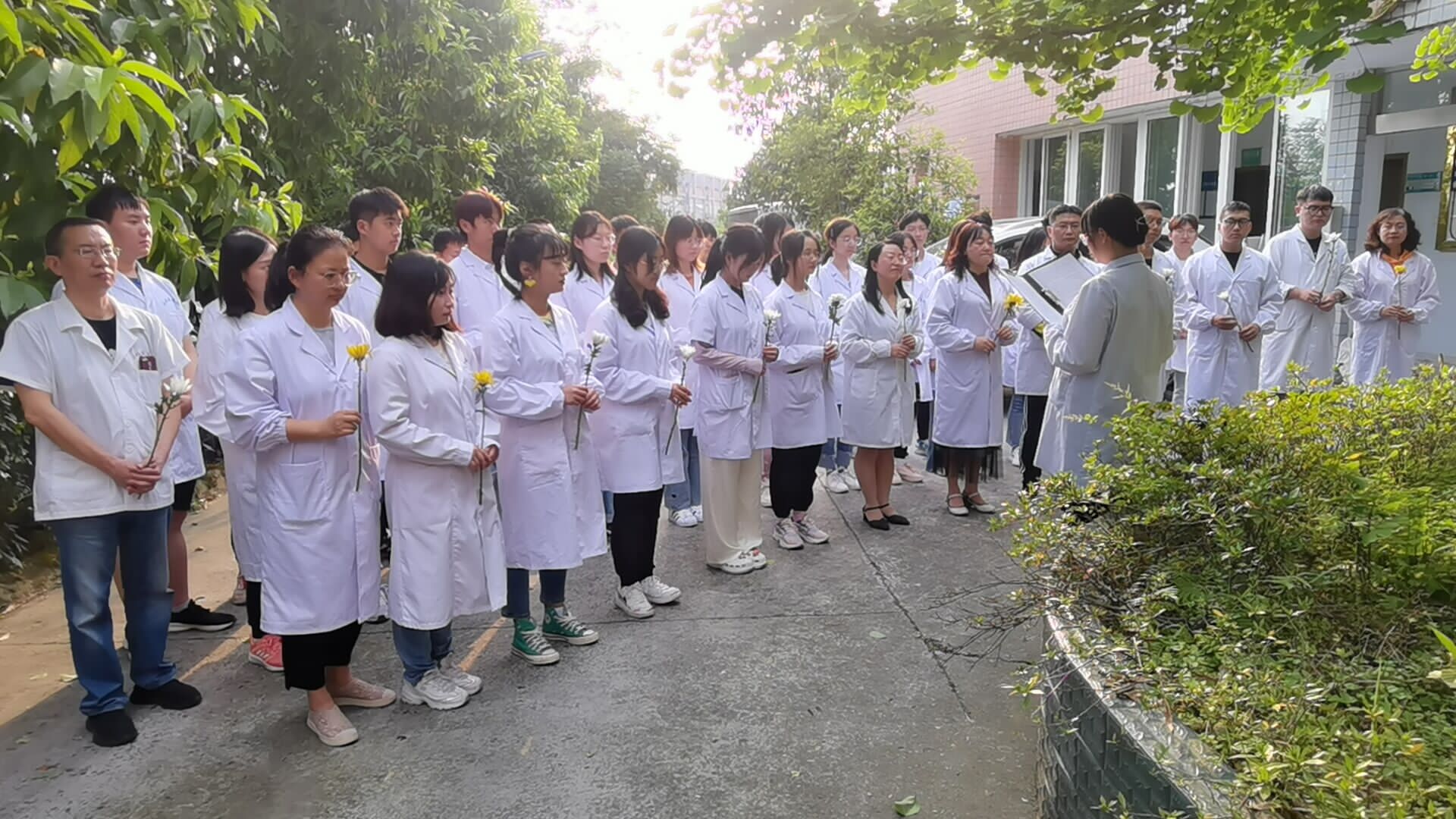 基础医学与法医学院开展“医路有你 感恩奉献 敬畏生命”实验动物纪念活动