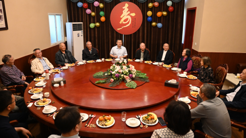 学校举行2024年满80、90岁离退休教职工集体祝寿活动