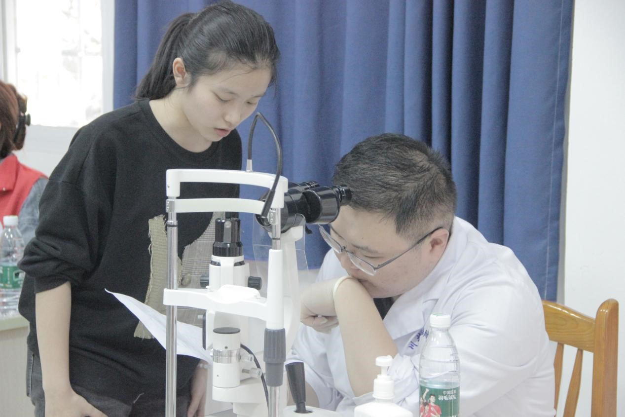 青春“研”力,为爱眼护航——眼视光医学院研究生义诊传递健康之光