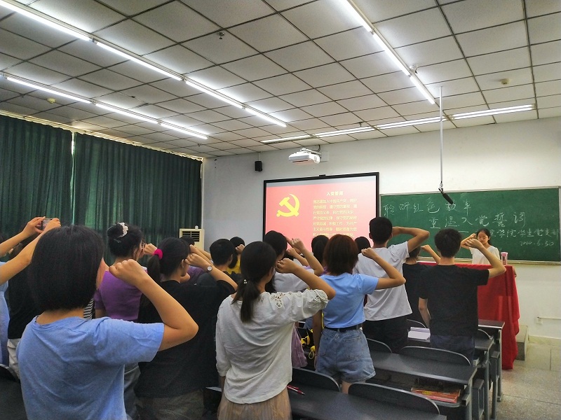 护理学院学生党支部开展“聆听红色故事,重温入党誓词”主题党日活动