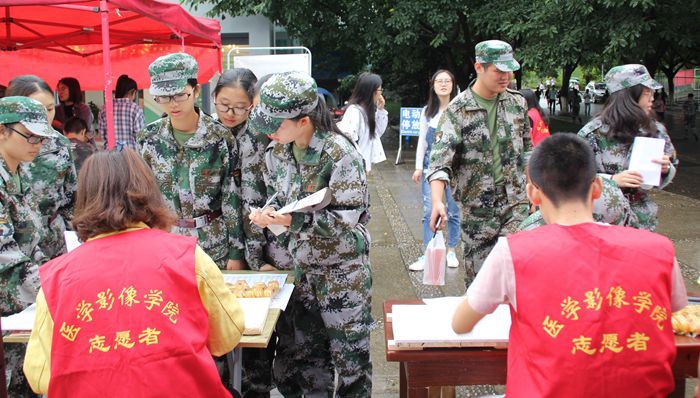 我院青风志愿服务队“爱牙日”活动顺利开展