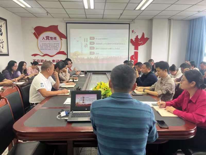 管理学院党总支召开 理论学习中心组(扩大)会议
