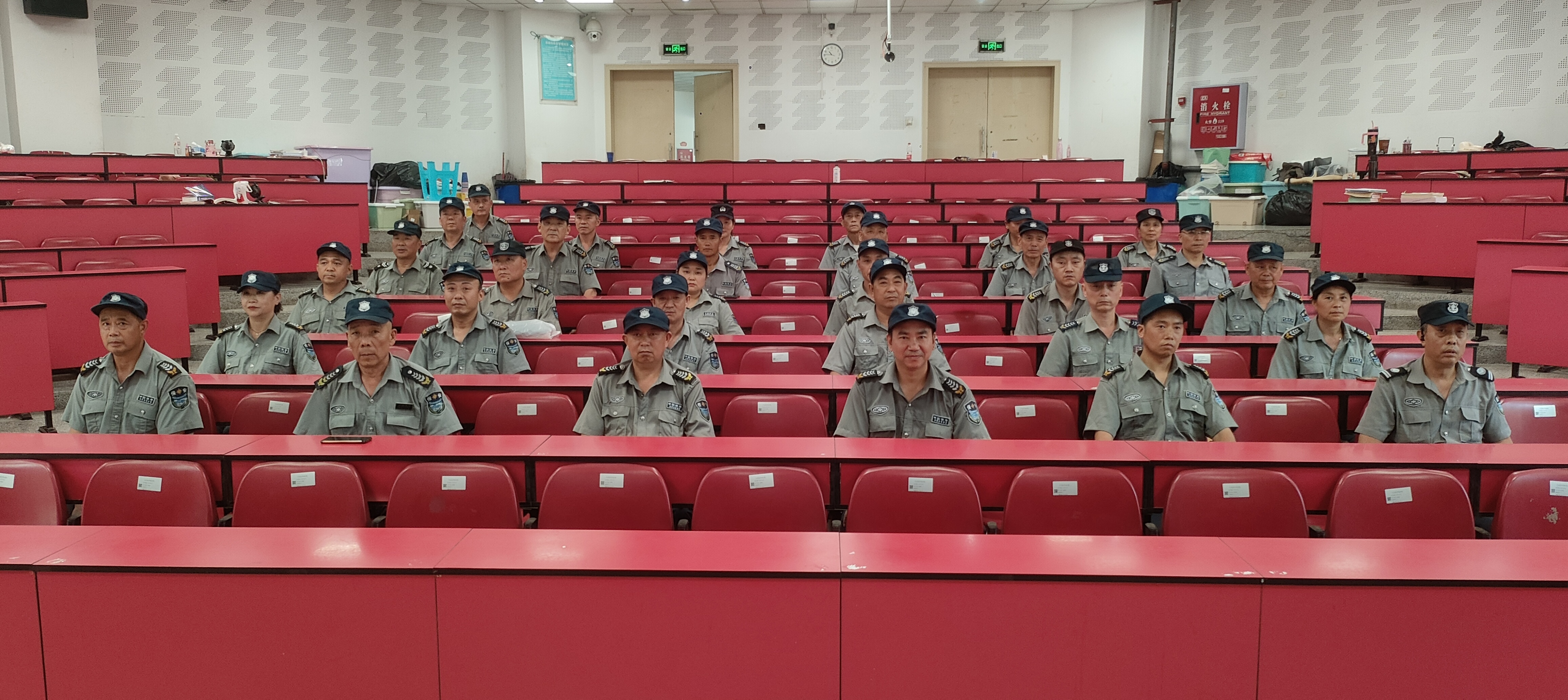 强化保安队伍培训，筑牢校园安全防线