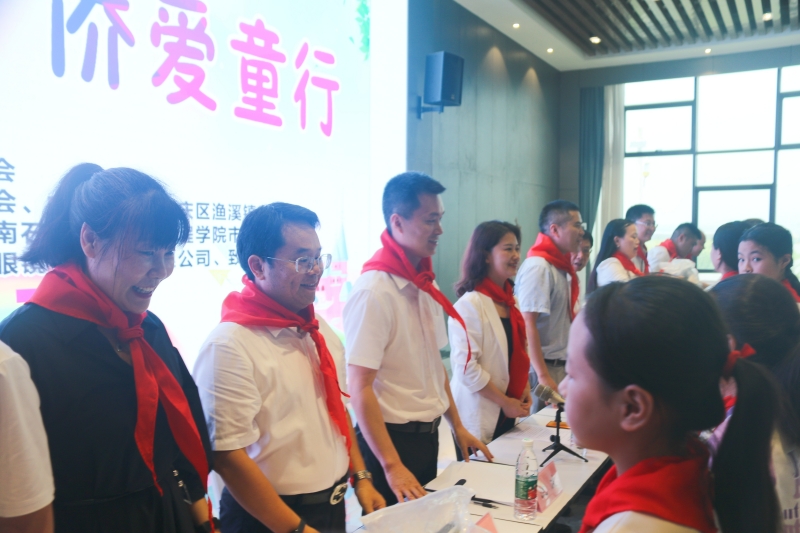 校侨联开展“情暖六一 侨爱‘童’行”关爱乡村儿童活动