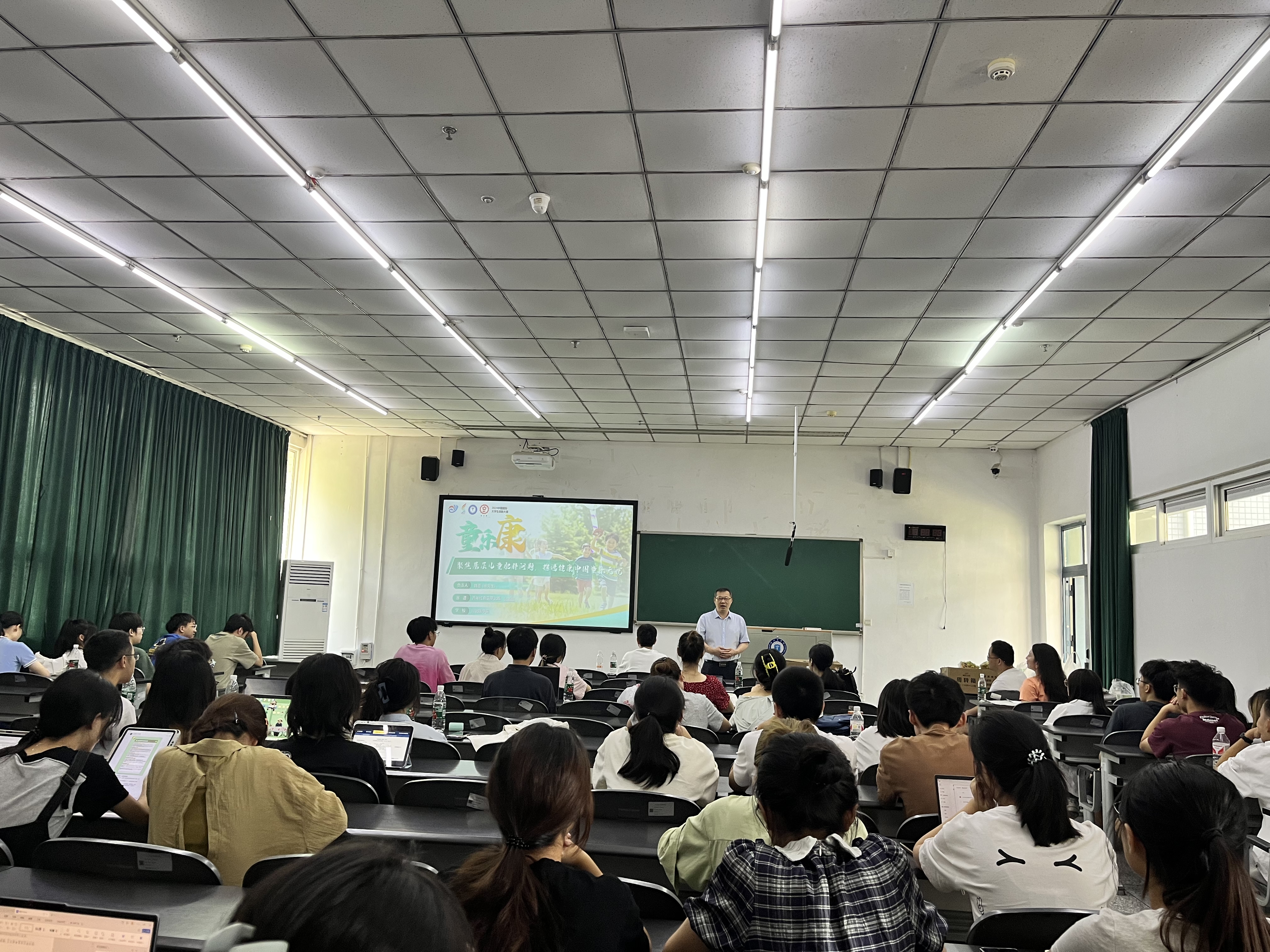 学校领导慰问四川省国际大学生创新大赛(2024)集训师生