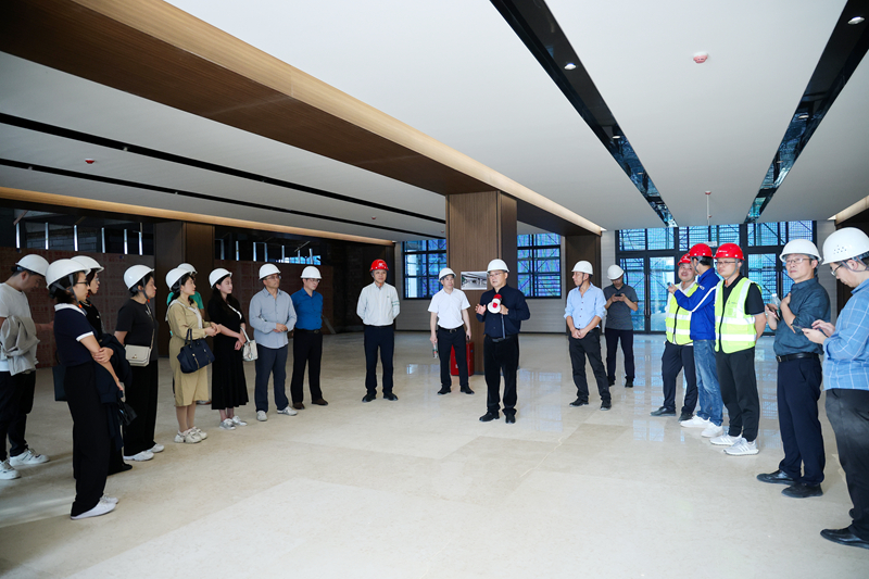 学校组织教代会代表巡查临江校区建设项目
