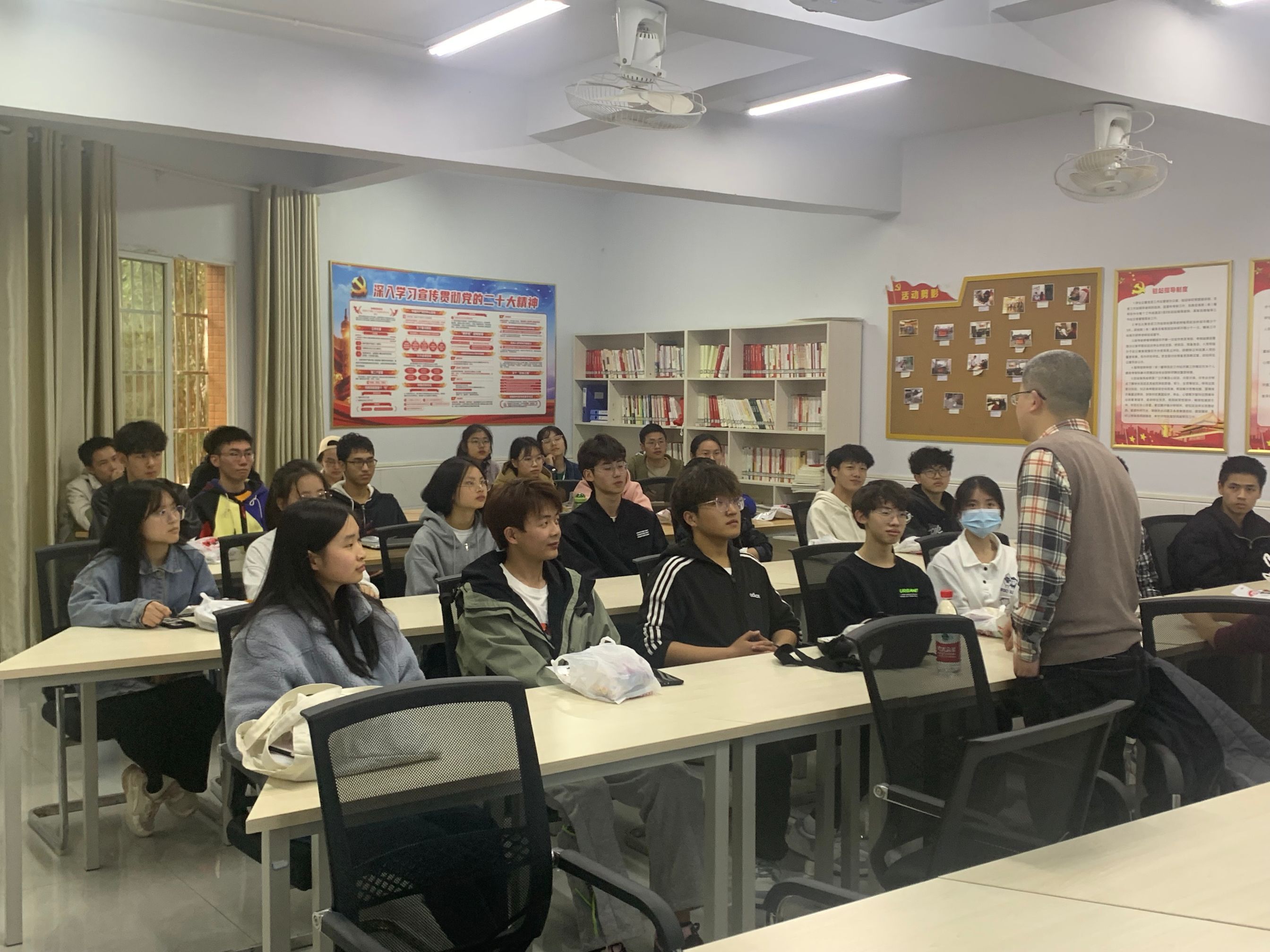 口腔医学系“医路扬帆”辅导员工作室举办职业生涯规划座谈会