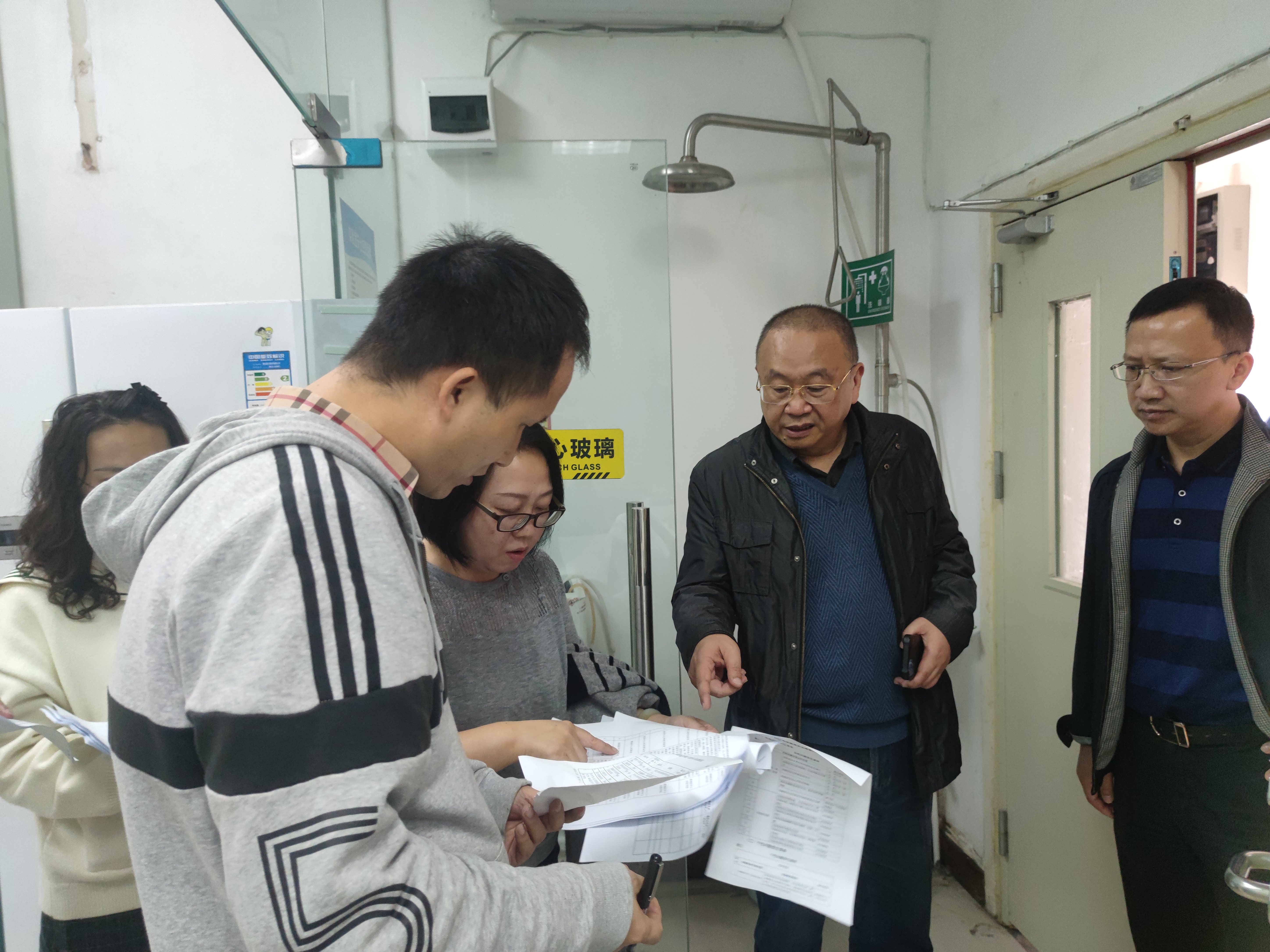 学校开展实验室安全“回头看”专项检查