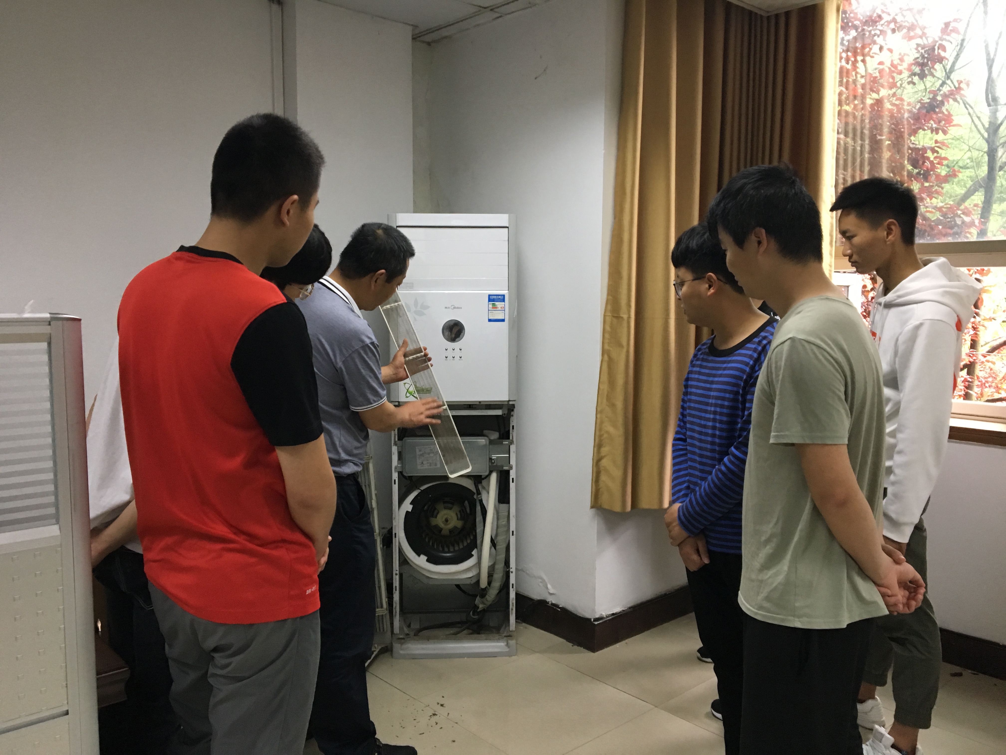 国资处开展空调清洗培训会