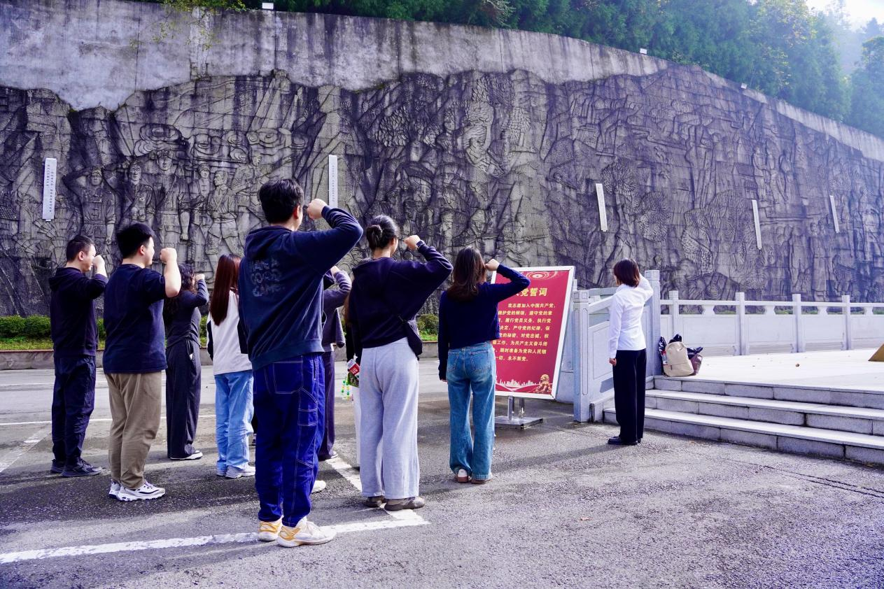 麻醉学系“红色筑魂 实践育人”活动:研究生引领,本科生同行,共赴华蓥山开展红色教育实践