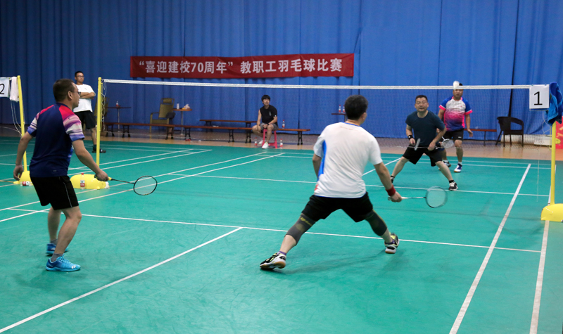 学校工会举行“喜迎建校70周年”2021年教职工羽毛球比赛
