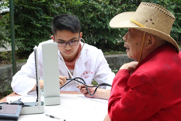 我院青风志愿服务队社区义诊活动顺利举行