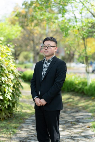 王震