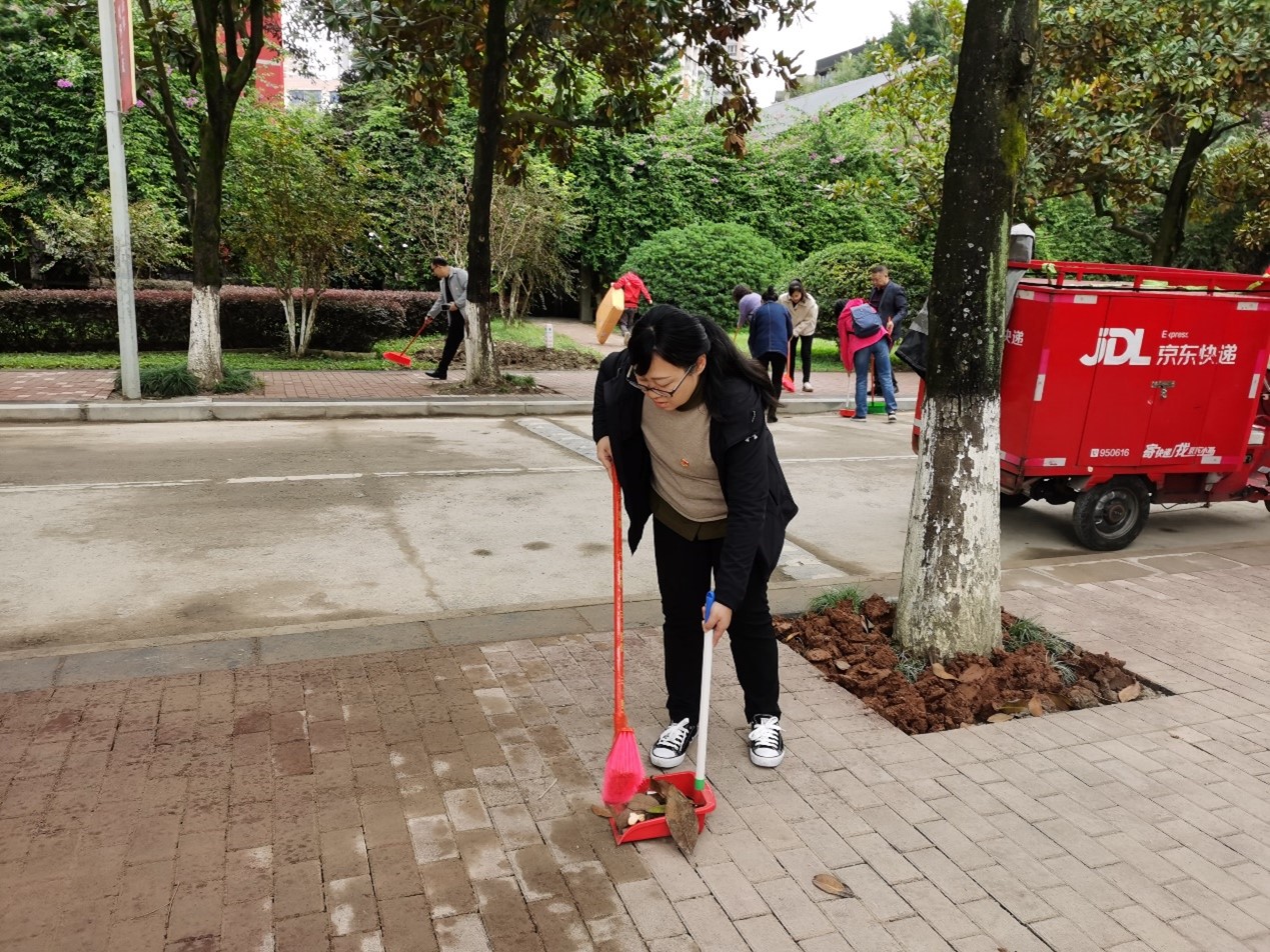 国有资产管理处党支部参加“学史立行，文明有我，喜迎建校70周年校园卫生清洁行”主题党日活动