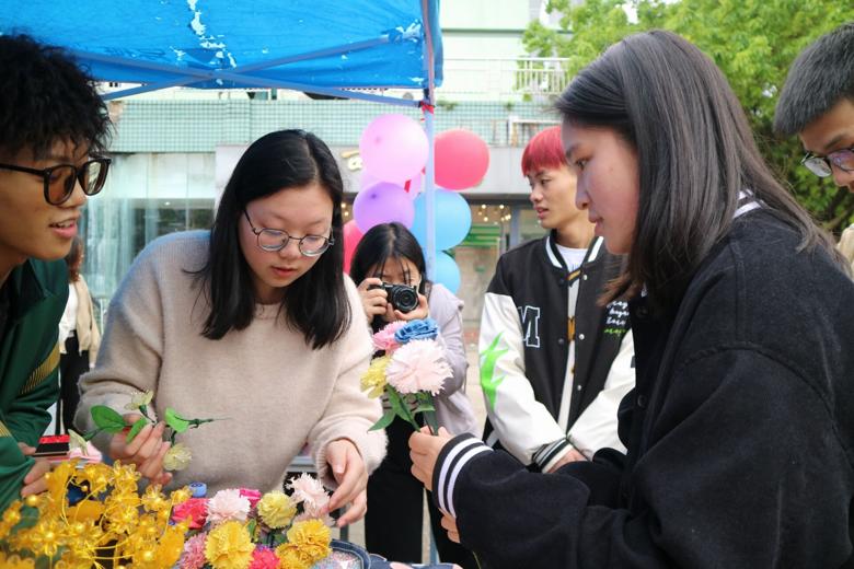 【心火社会工作协会】凝聚微光汇大爱,同心义卖显关怀