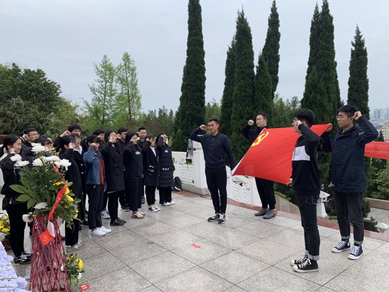 医学影像学院党总支开展清明节扫墓活动