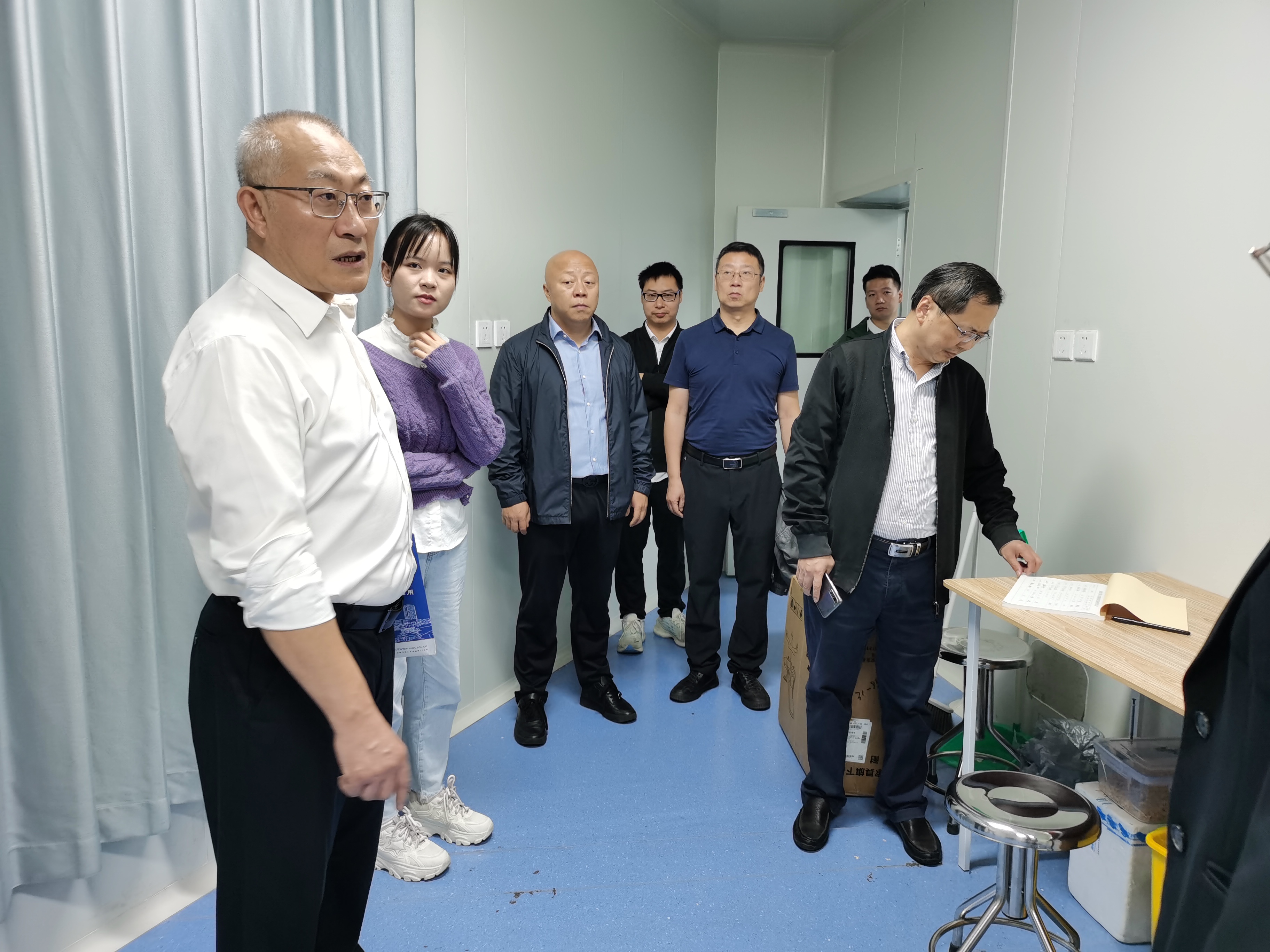 学校开展“中秋、国庆”节前实验室安全检查