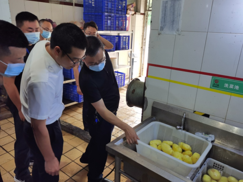 何永斌副校长到学校食堂检查指导工作