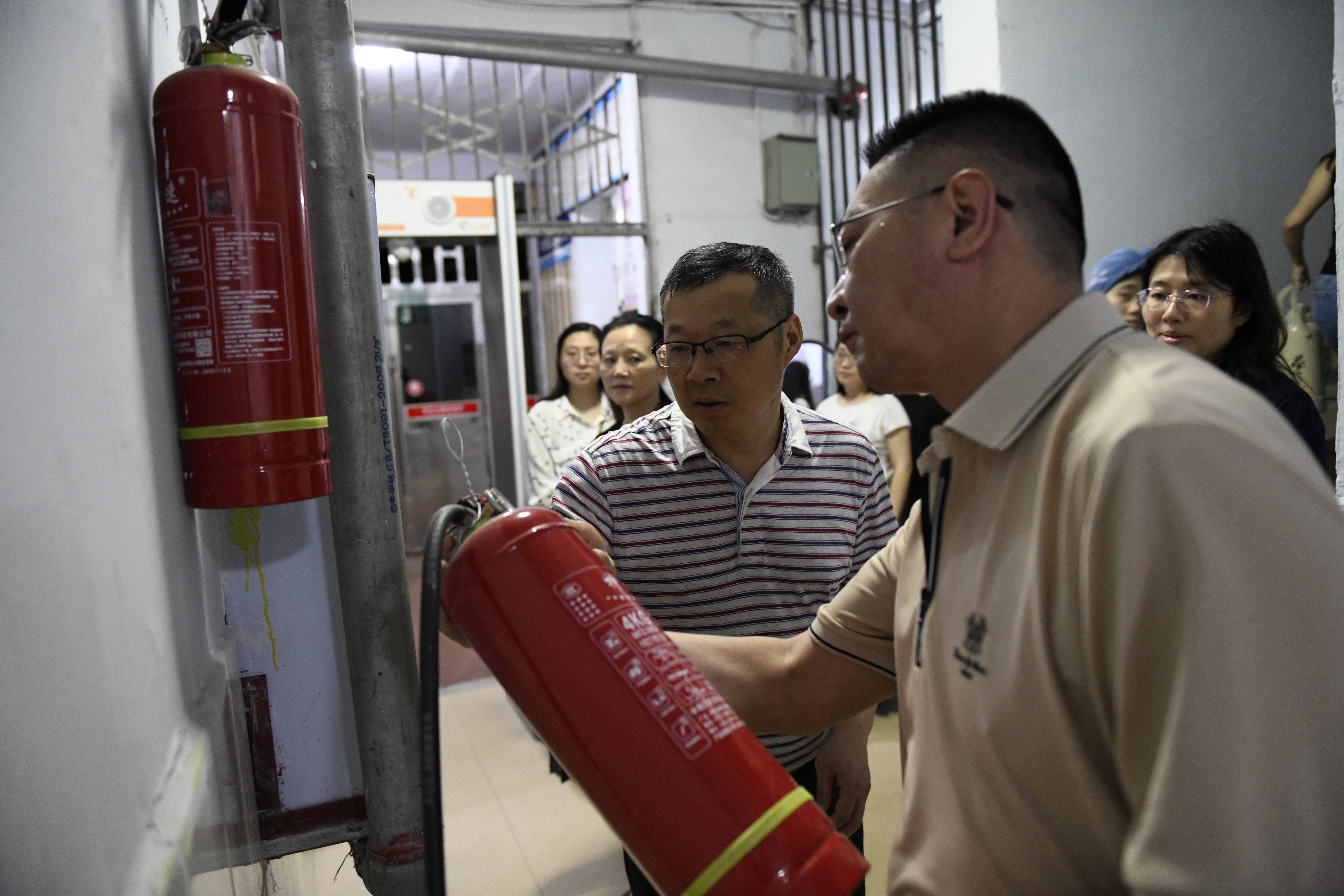 校领导深入走访学生寝室