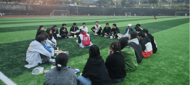 雷锋热爱祖国、热爱人民，无私奉献，始终保持着艰苦