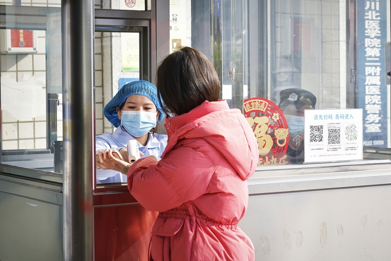 坚守岗位迎新春 书写最美“敬业福”