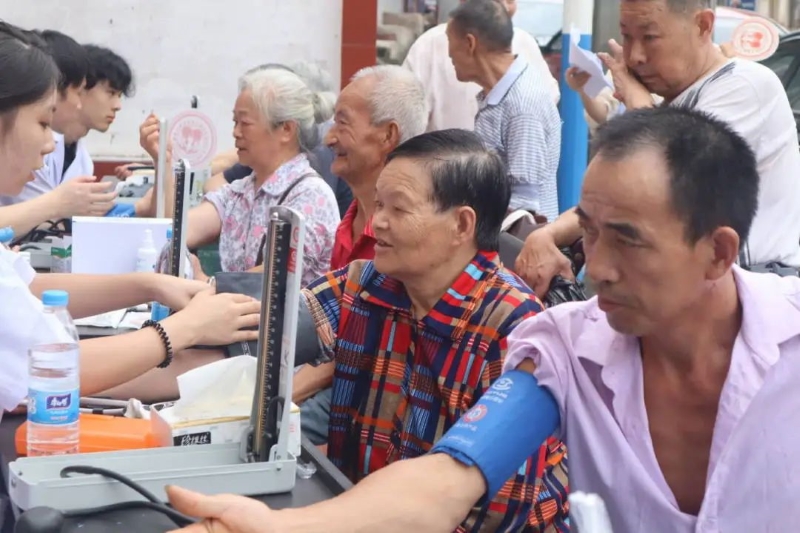 义诊宣传展仁心,医路同行心向党