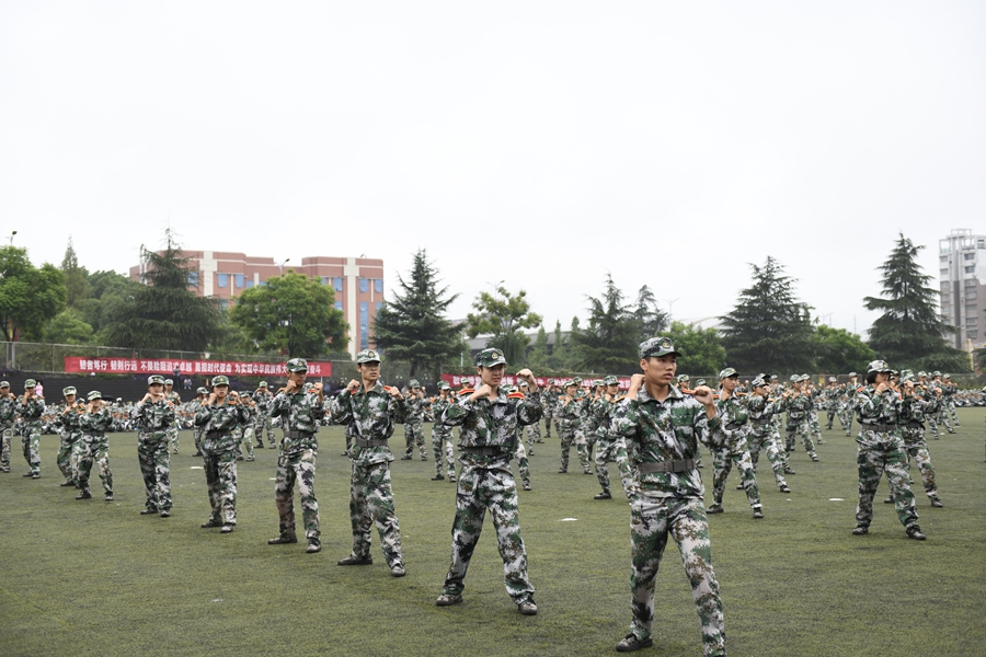 展飒爽军姿 铸青春斗志 我校举行2021年军训总结大会