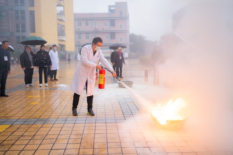 学校开展2022年“实验室安全月”系列活动