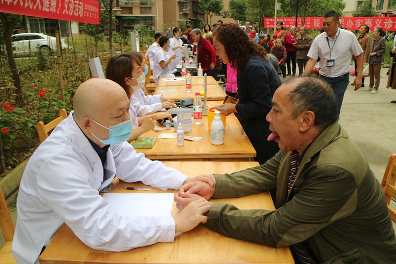 民革川北医学院基层委员会联合川北医学院附属医院眼科、南充民革第六支部开展大型义诊活动