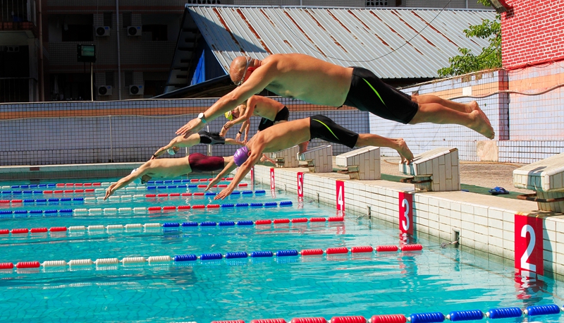 奋“泳”争先 精彩纷呈 学校举办第七届教职工游泳比赛