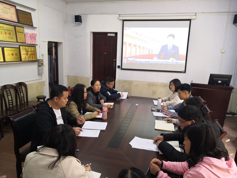 医学影像学院师生高度关注全国“两会”